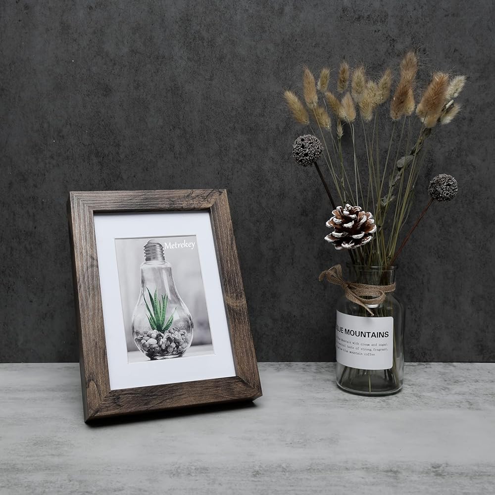 Bilderrahmen mit abnehmbarer Matte für 20x25 cm oder 28x36 cm große Bilder ** Holzmaserung ** 30 x 38 cm ** Echtholz / Walnuss **