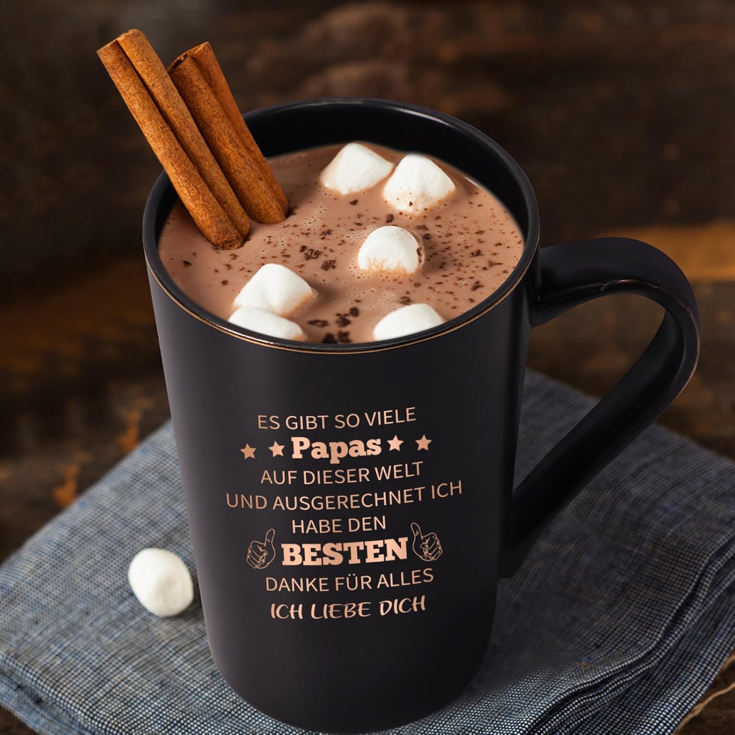 Joymaking Papa Tasse mit Spruch – Geschenk für Papa zum Geburtstag, Vatertag & Weihnachten – Kaffeebecher 400 ml mit Deckel & Goldlöffel, Schwarz, Geschenkbox