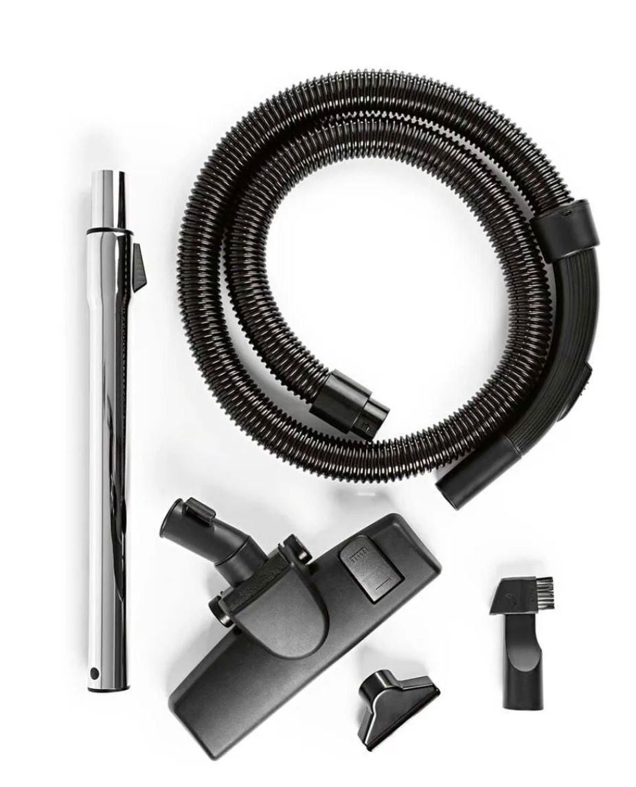 Leistungsstarker CLEANmaxx Zyklonstaubsauger mit 800 Watt, kompaktem Design und praktischem Zubehör für vielseitige Reinigung – in Schwarz-Rot