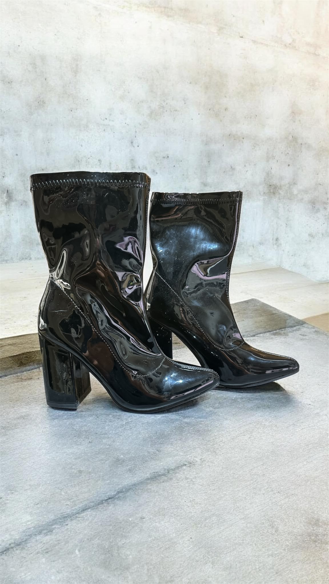 Damen Stiefeletten mit Blockabsatz – Lackoptik Schwarz – Größe 39