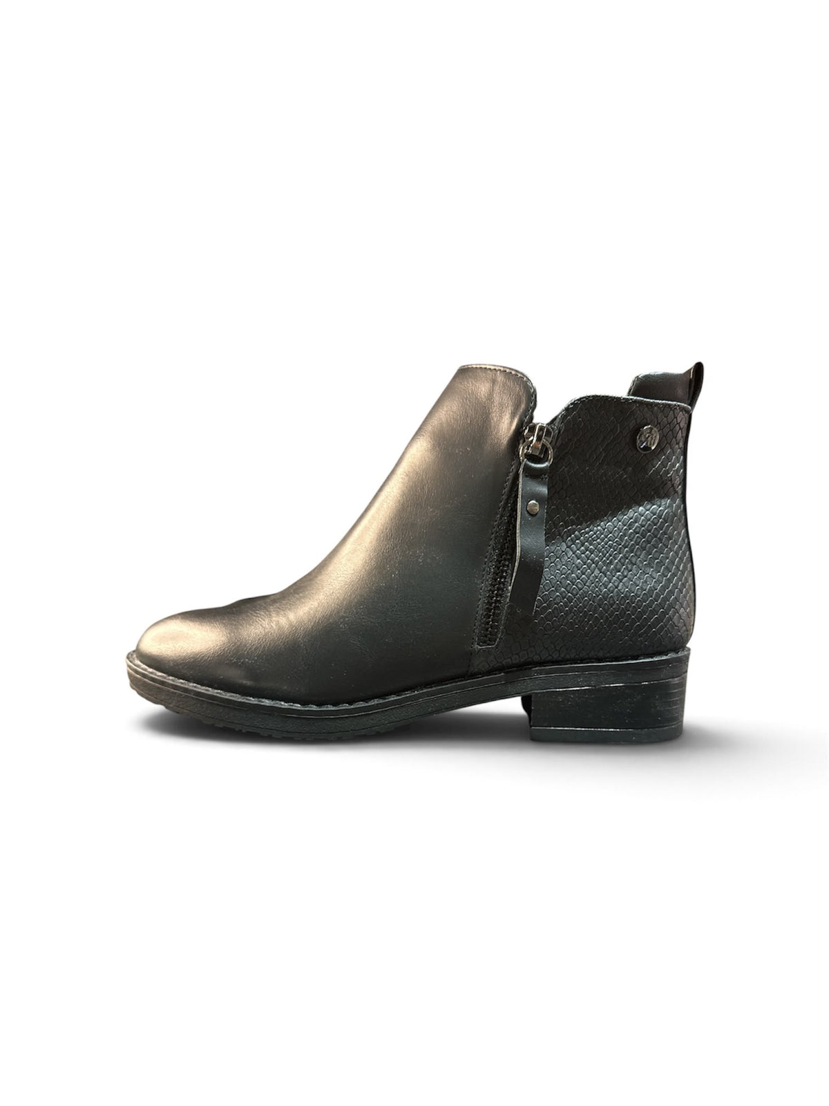 XTI The Red Touch „Negro“ Damen Stiefeletten Schwarz – 100 % Vegan – Größe 39