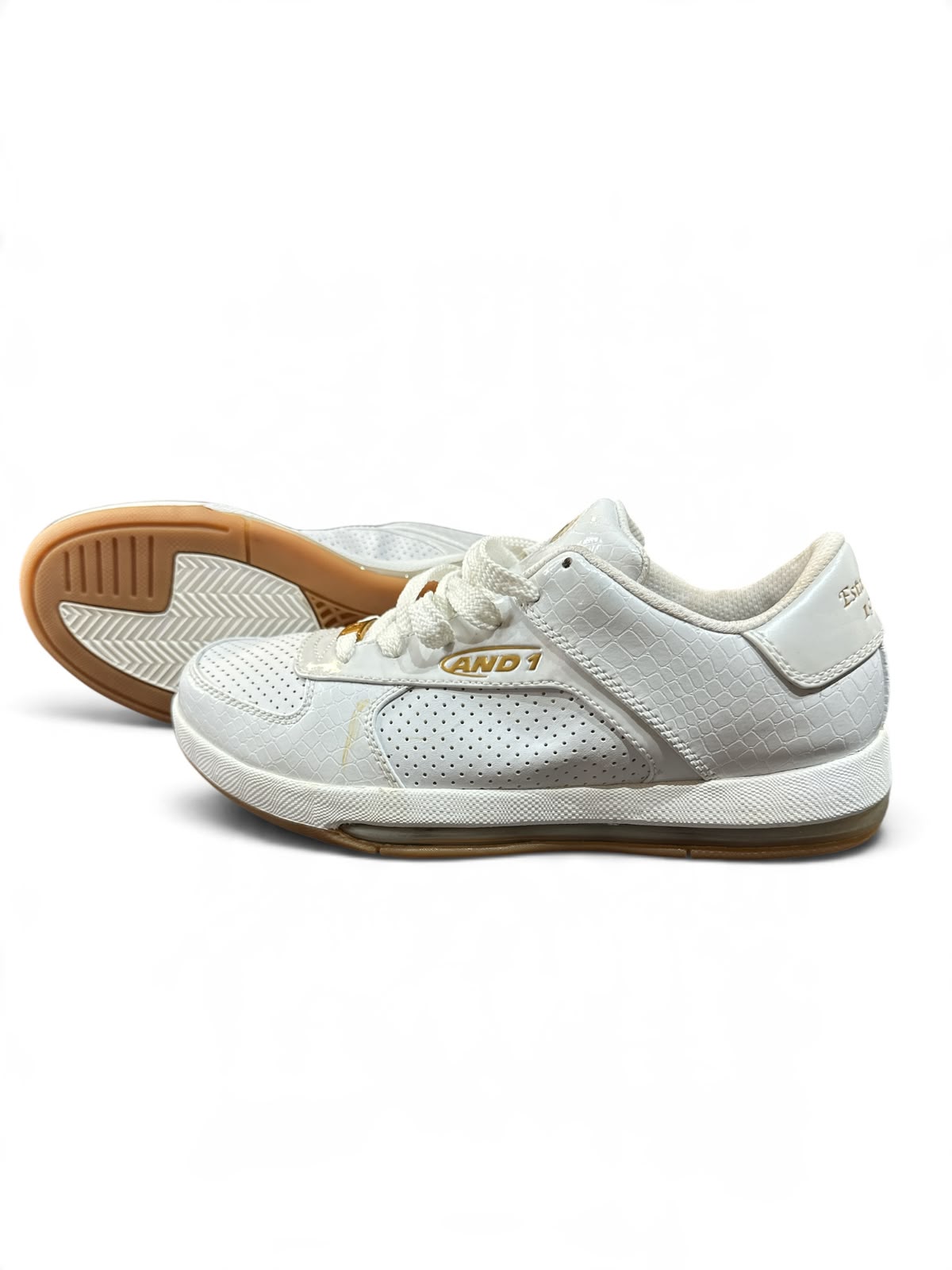 AND1 Supreme Low D457MW Sneaker – Weiß / Gold | Größe 40,5 | Hallenschuhe mit Non-Marking-Sohle unisex