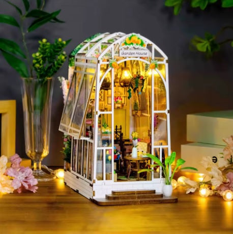 Weltbild Modellbausatz Buchstütze " Gartenhaus " Miniatur Haus H 24,1 x B 20,3 x L 11 cm